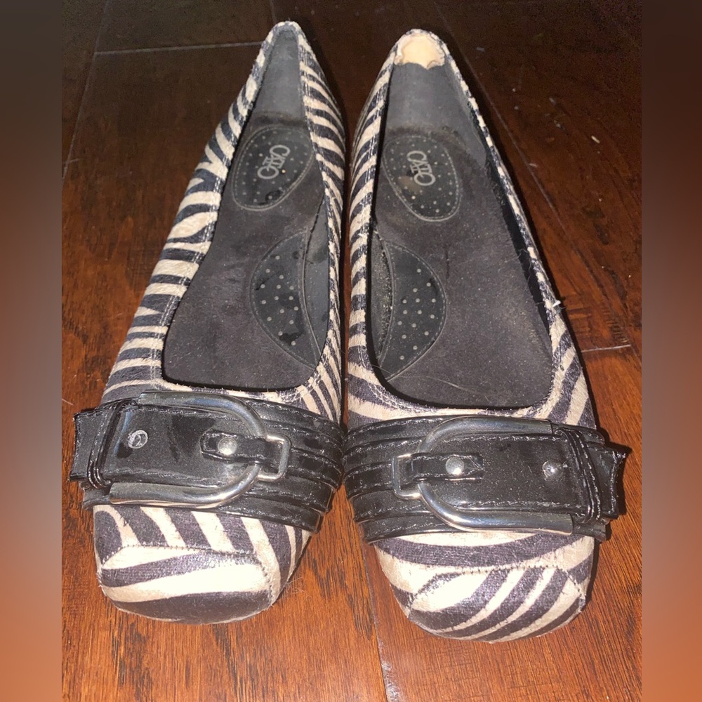 Excellent Condition Womens Cato Zebra Flats size 7